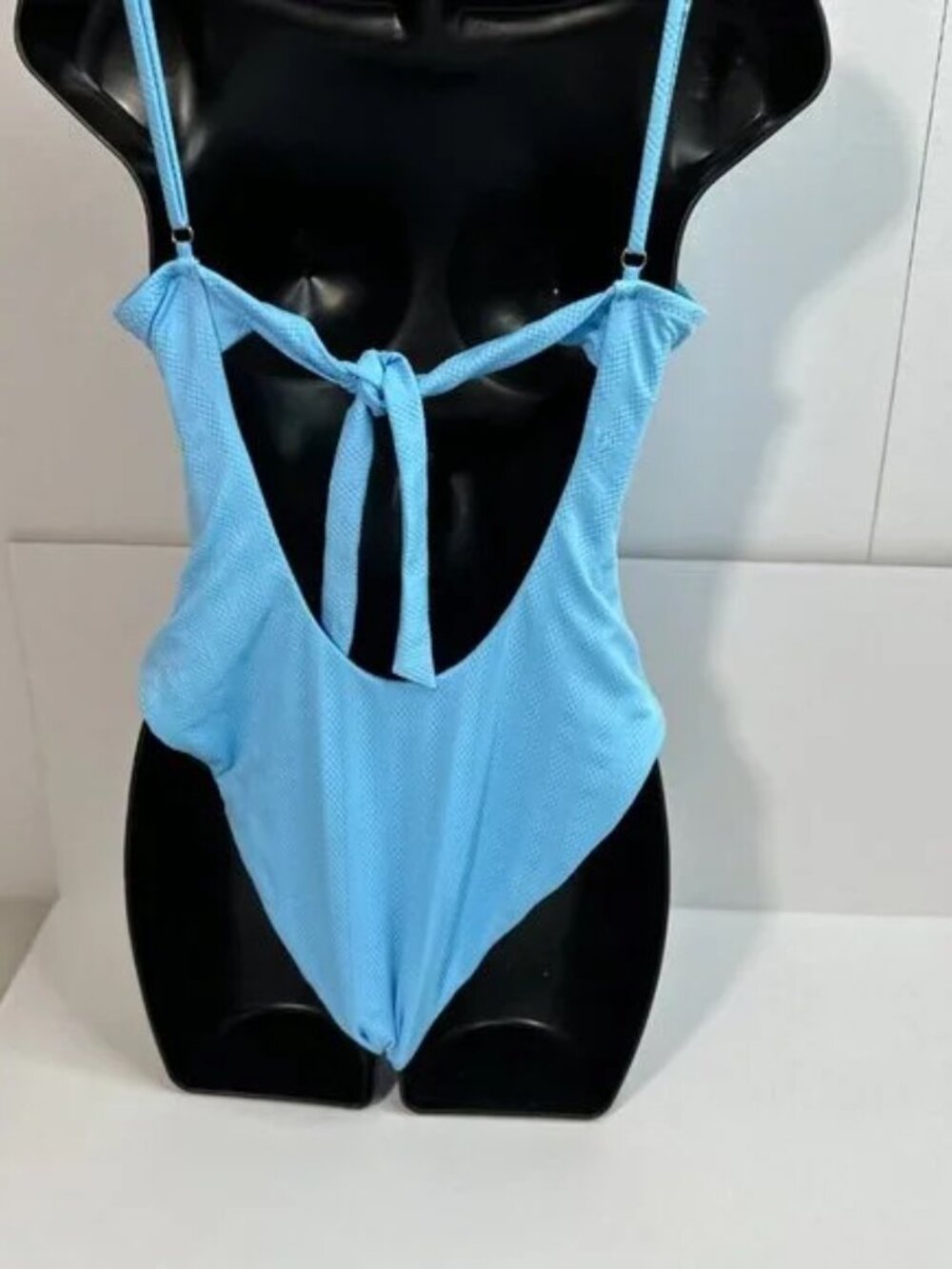 BECCA Women's Standard Prima Twist One Piece Swimsuit, Plunge Neck, Cutout Sz M - Picture 2 of 9